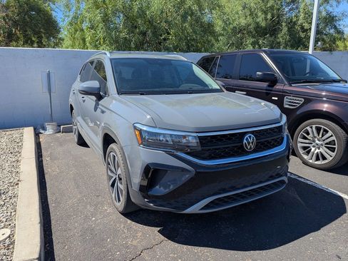 Used 2024 Volkswagen Taos SE w/ Panoramic Sunroof Package image 4