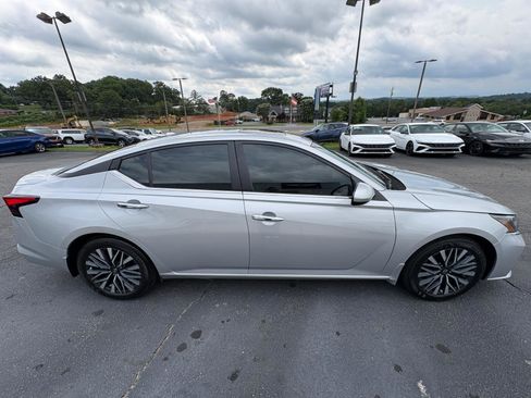 Used 2024 Nissan Altima 2.5 SV w/ SV Premium Package FWD image 5