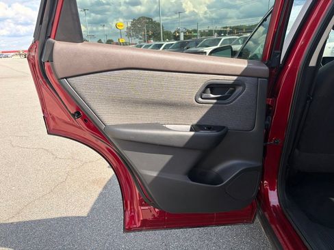 Used 2023 Nissan Rogue S AWD/4WD image 16