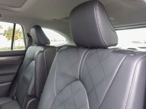 Used 2024 Toyota Highlander Platinum image 11