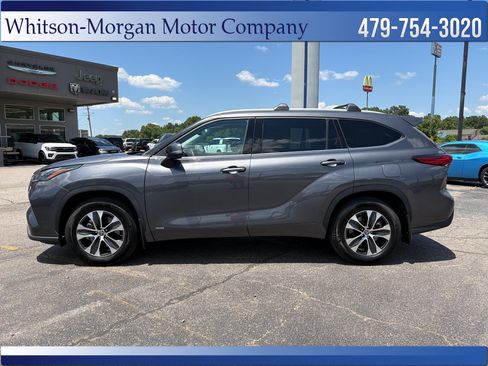 Used 2022 Toyota Highlander XLE AWD/4WD image 2