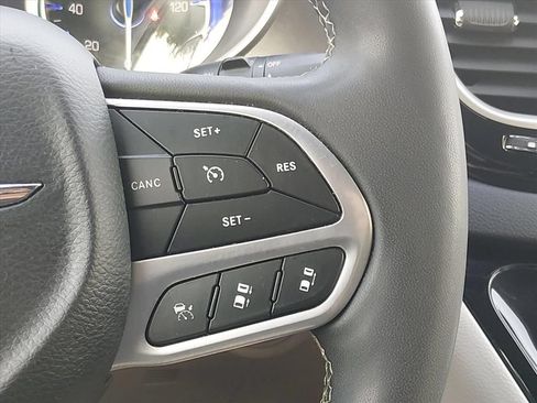Used 2023 Chrysler Pacifica Touring-L FWD image 23