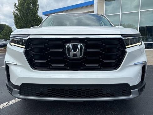 Used 2025 Honda Pilot Touring image 2