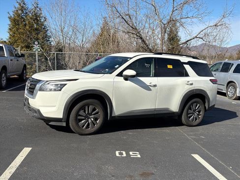 Used 2024 Nissan Pathfinder SV image 4
