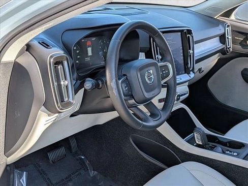 Used 2019 Volvo XC40 T5 Momentum image 10