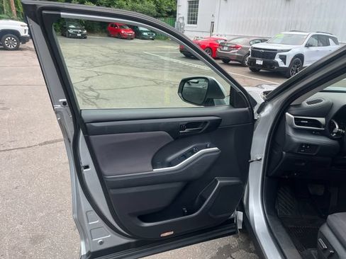 Used 2023 Toyota Highlander LE FWD image 13