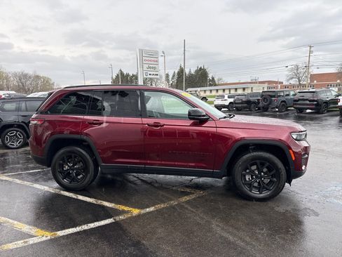 Used 2024 Jeep Grand Cherokee Altitude image 6