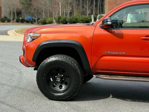 Used 2018 Toyota Tacoma TRD Off-Road image 11