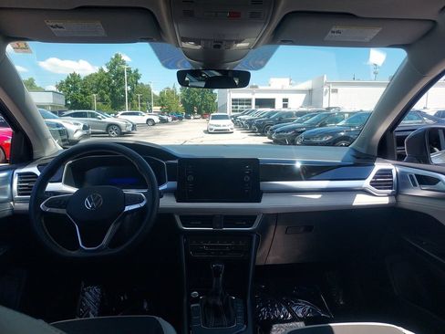 Certified 2025 Volkswagen Taos SE w/ Panoramic Sunroof Package FWD image 9
