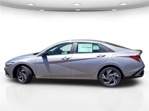 New 2025 Hyundai Elantra SEL image 4