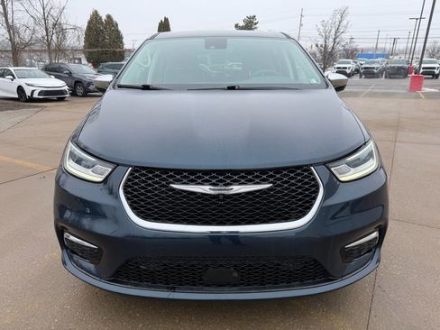 Used 2023 Chrysler Pacifica Limited FWD image 7