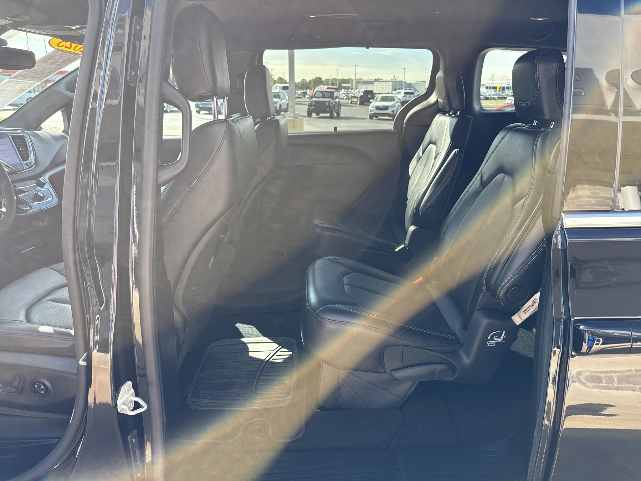 Used 2025 Chrysler Pacifica Select FWD image 16