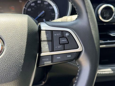Used 2022 Toyota Highlander XLE AWD/4WD image 7
