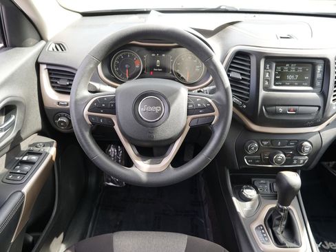 Used 2018 Jeep Cherokee Latitude w/ Safety Group image 20