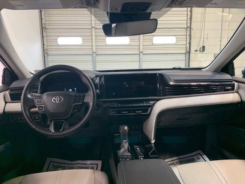 Used 2025 Toyota Camry XLE image 5
