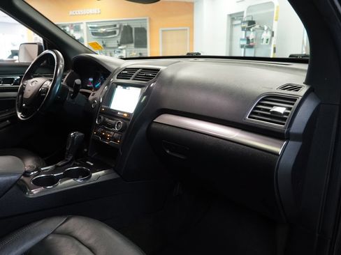 Used 2018 Ford Explorer XLT w/ Equipment Group 202A AWD/4WD image 35