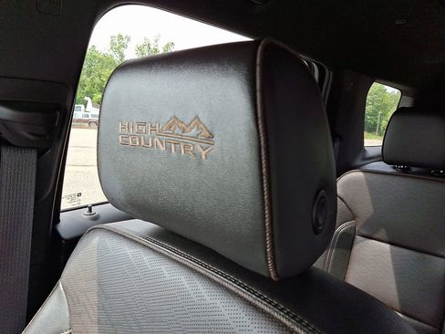 Used 2023 Chevrolet Traverse High Country w/ LPO, Cargo Package image 18