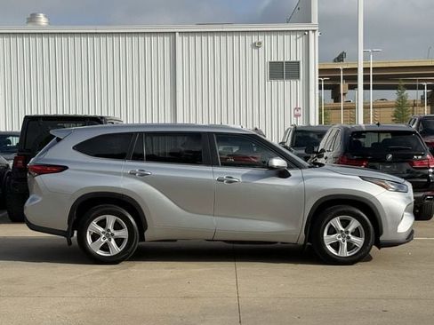 Used 2023 Toyota Highlander LE FWD image 3