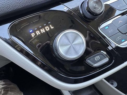Used 2018 Chrysler Pacifica Touring-L FWD image 24