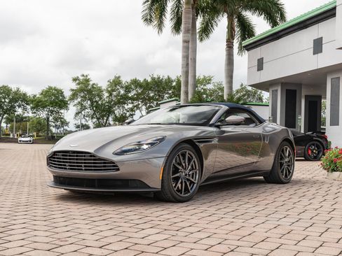 Used 2020 Aston Martin DB11 Volante RWD image 25