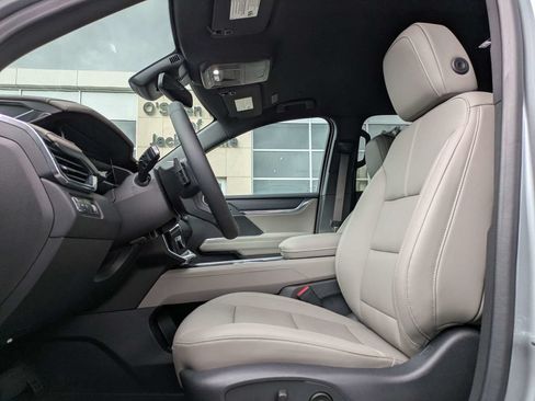 Used 2024 GMC Acadia Elevation w/ Luxury Package FWD image 2