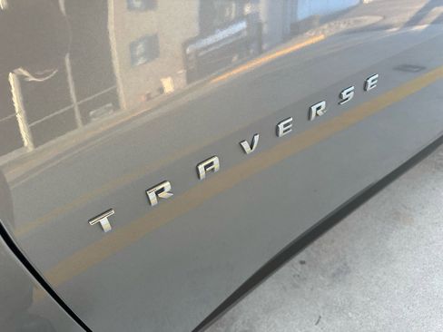 Used 2023 Chevrolet Traverse LT image 5
