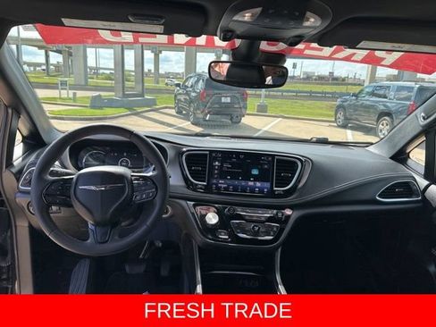 Used 2024 Chrysler Pacifica Premium FWD image 37