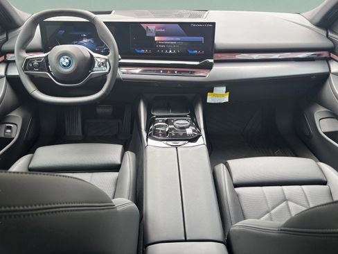 Used 2025 BMW i5 eDrive40i w/ Premium Package RWD image 8