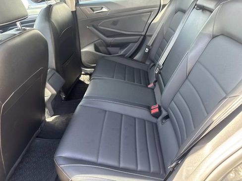 Used 2022 Volkswagen Jetta SE image 9