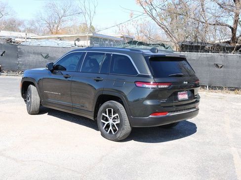 Used 2024 Jeep Grand Cherokee Limited image 3