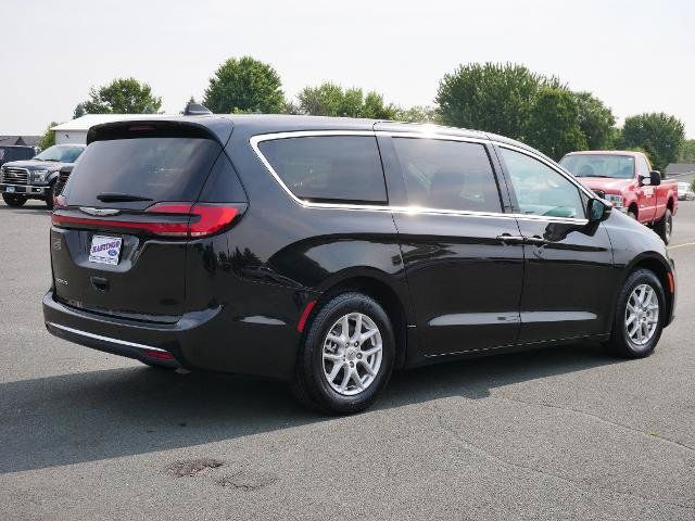 Used 2024 Chrysler Pacifica Touring-L FWD image 5