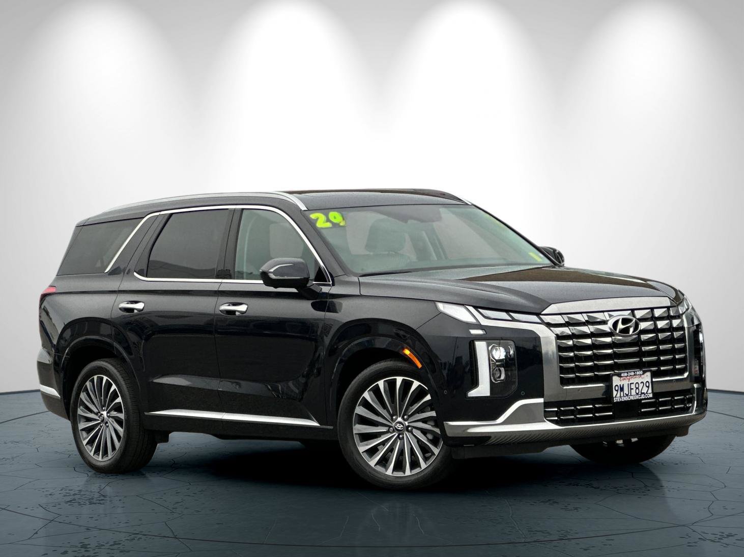 Used 2024 Hyundai Palisade Calligraphy FWD image 2