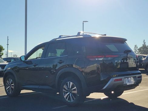 New 2025 Nissan Pathfinder SL image 2