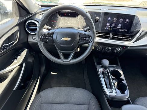 Used 2024 Chevrolet Trax LS w/ LS Convenience Package FWD image 11