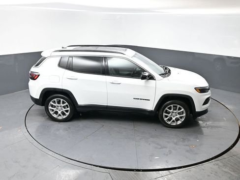 Used 2024 Jeep Compass Latitude w/ Sun and Sound Group image 15