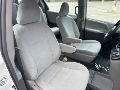 Used 2017 Toyota Sienna L FWD image 17