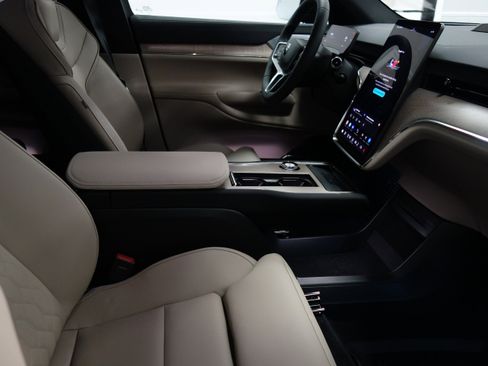 Certified 2025 Volvo EX90 Ultra image 24