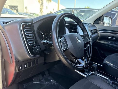 Used 2020 Mitsubishi Outlander SE image 23