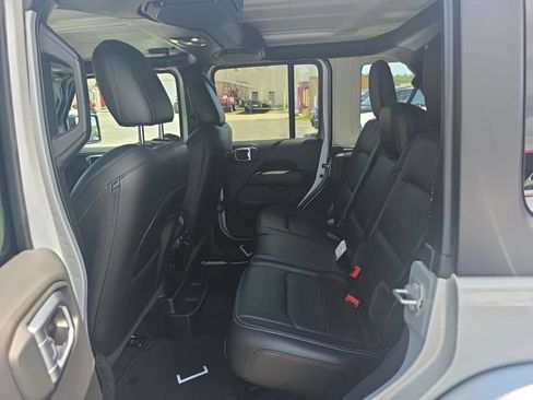 Used 2022 Jeep Wrangler Unlimited Sahara w/ LED Lighting Group AWD/4WD image 18