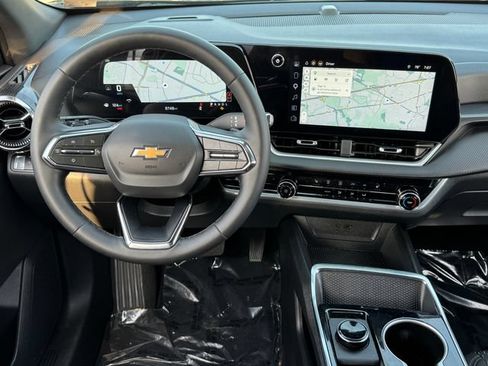 Used 2026 Chevrolet Equinox LT FWD image 4
