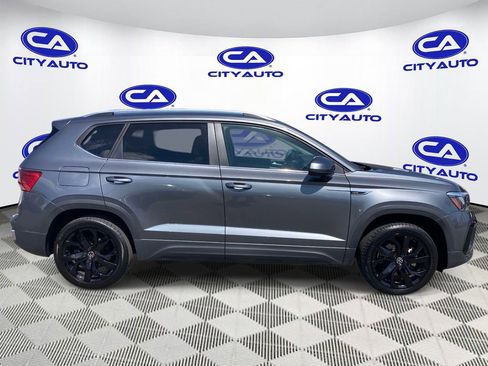Used 2023 Volkswagen Taos SE FWD image 2