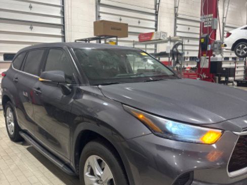 Used 2021 Toyota Highlander L image 2