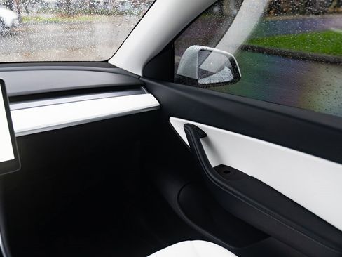 Used 2020 Tesla Model Y Long Range image 10