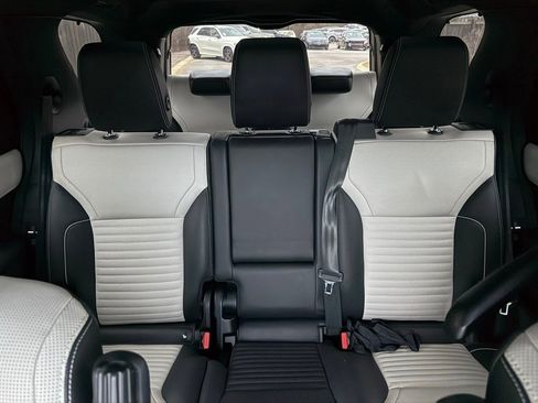 Used 2024 Land Rover Discovery Dynamic SE image 33