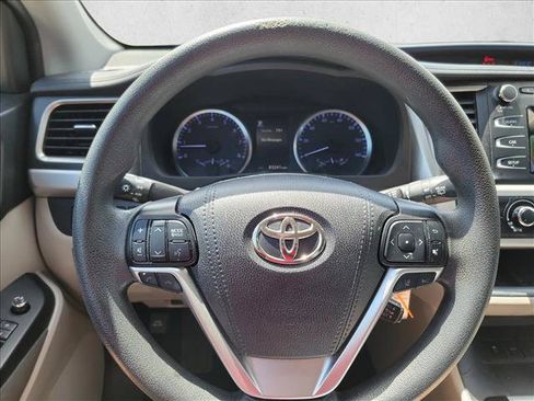 Used 2019 Toyota Highlander LE FWD image 16