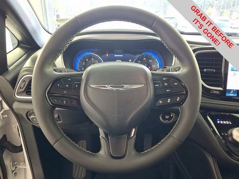 Used 2025 Chrysler Pacifica Limited image 24