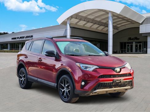 Used 2018 Toyota RAV4 SE image 2