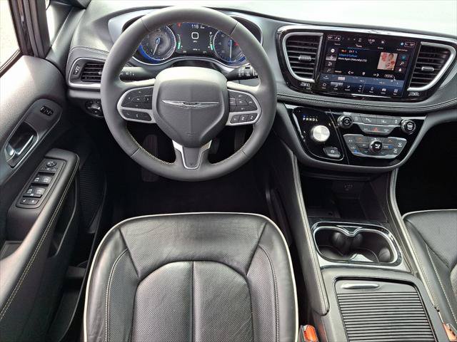 Certified 2026 Chrysler Pacifica Limited FWD image 22