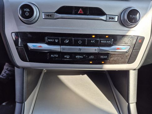 Certified 2022 Ford Explorer XLT RWD image 5