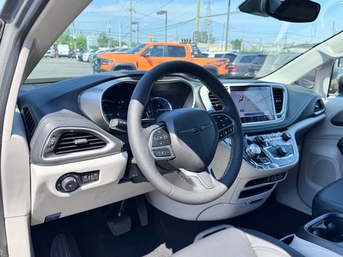 Used 2023 Chrysler Pacifica Touring-L FWD image 12